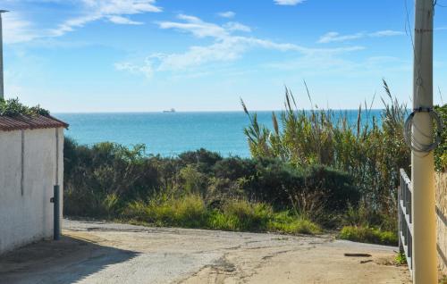 Una vista del océano desde una casa en Lovely Home In Santa Ma Del Focallo, en Pozzallo
