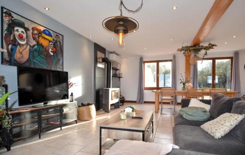 Μια τηλεόραση ή/και κέντρο ψυχαγωγίας στο Lovely Home In Mejannes Le Clap