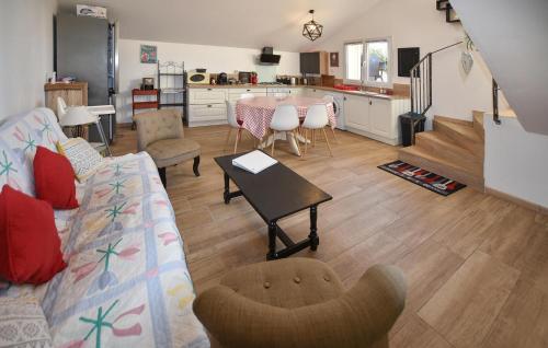 un salon avec un canapé et une table dans l'établissement 5 Bedroom Cozy Home In Piolenc, à Piolenc