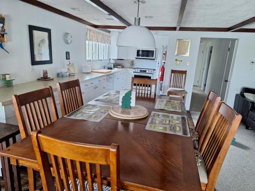 Dapur atau dapur kecil di Nice Home In Barnegat Light With 5 Bedrooms And Wifi