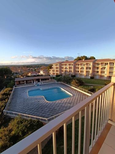 - un balcon avec vue sur la piscine dans l'établissement Studio vue panoramique et piscine, à Balaruc-les-Bains