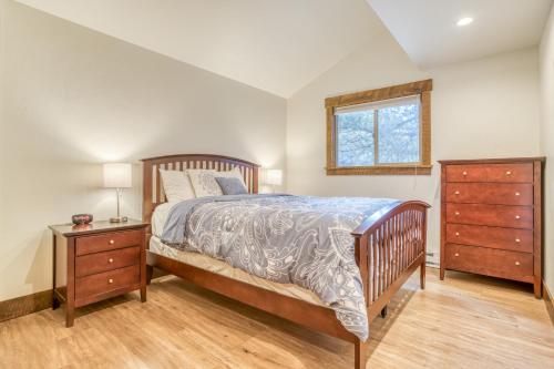 Un dormitorio con una cama y una cómoda y una ventana. en Ski House 237 - Meredith Lodging, en Bend