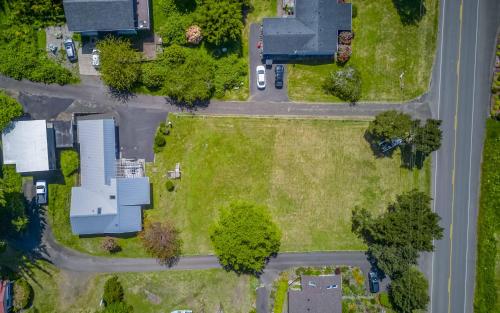 an overhead view of a yard with a house at The Boat House in Yachats