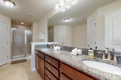 ein Badezimmer mit einem großen Waschbecken und einer Dusche in der Unterkunft Simply Serene in Rotunda-West