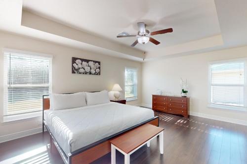 ein Schlafzimmer mit einem Bett und einem Deckenventilator in der Unterkunft Simply Serene in Rotunda-West