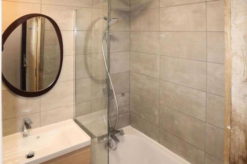 une salle de bain avec une douche, une baignoire et un lavabo dans l'établissement Residence La Combe D Or - Appartement en résidence de standing MAE-0814, aux Orres