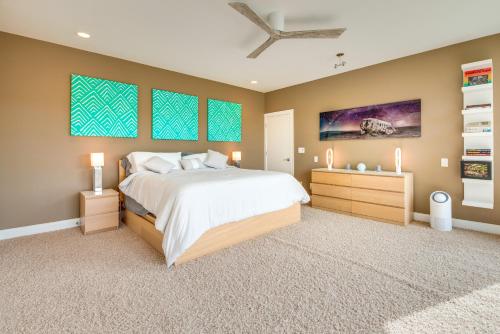 Ένα ή περισσότερα κρεβάτια σε δωμάτιο στο Modern Retreat with River View in Roswell!