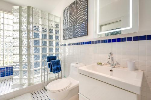 Ένα μπάνιο στο Modern Retreat with River View in Roswell!
