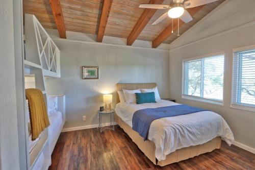 ein Schlafzimmer mit einem Bett und einer Holzdecke in der Unterkunft Millie's Cottages Unit 4 - Clara in Canyon Lake