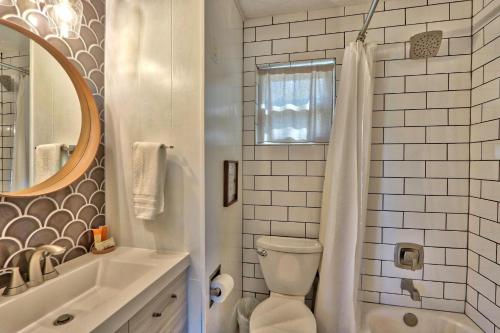 ein Badezimmer mit Toilette, Waschbecken und Spiegel in der Unterkunft Millie's Cottages Unit 4 - Clara in Canyon Lake