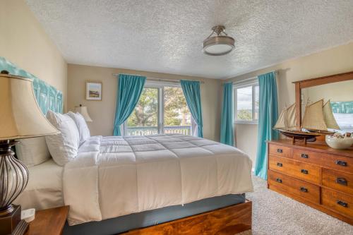 ein Schlafzimmer mit einem Bett, einer Kommode und einem Fenster in der Unterkunft The Turtles Nest in Waldport