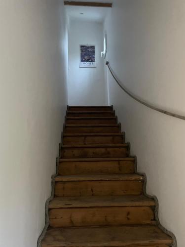 a stairway with wooden steps in a building at Gîte pieds dans l Epte prêt de Giverny in Gasny