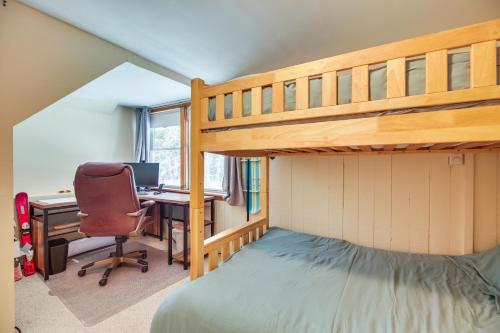 Postel nebo postele na pokoji v ubytování 1 Mi to Sugarbush Resort Dog-Friendly Home!