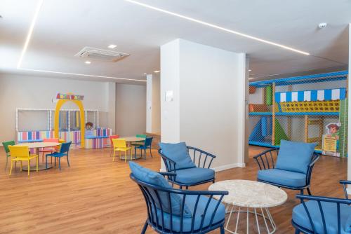 a waiting room with chairs and tables and a playground at Transamerica Dunas de Marapé in Jequia da Praia