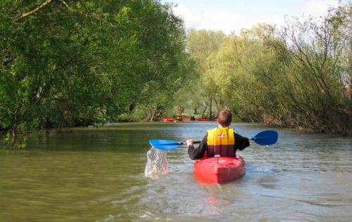 a person in a kayak in a river at Pand 43 in Diksmuide