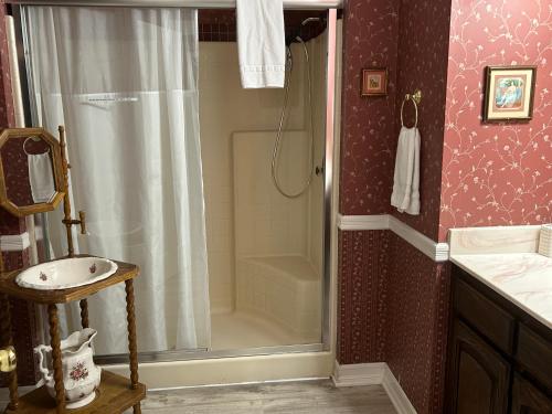 a bathroom with a shower and a sink at Arrowhead Lake Inn in Lake Arrowhead