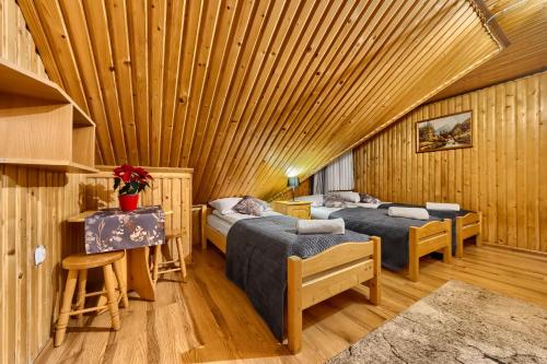 En eller flere senge i et værelse på U Pietrasa - Skibus pod domem