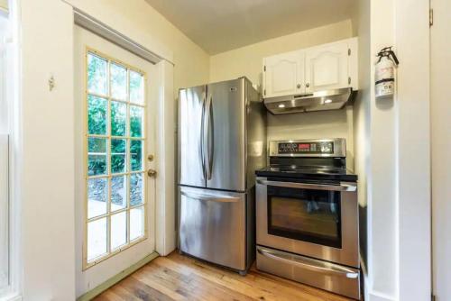 Dapur atau dapur kecil di House Patrick 4bds Loft Style Parking