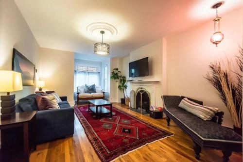 Televisyen dan/atau pusat hiburan di House Patrick 4bds Loft Style Parking