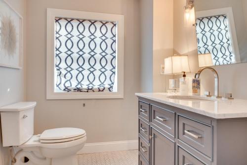 Koupelna v ubytování 1 Mi to Drakes Island Beach Cottage with Deck!