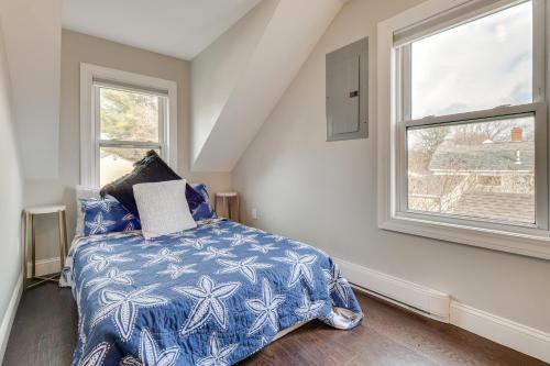 Postel nebo postele na pokoji v ubytování 1 Mi to Drakes Island Beach Cottage with Deck!