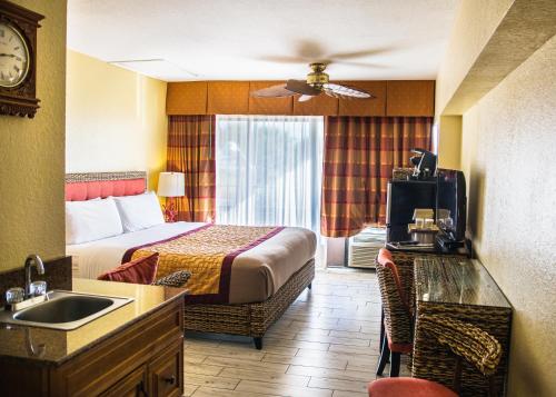 Ένα ή περισσότερα κρεβάτια σε δωμάτιο στο Royal Inn Beach Hutchinson Island