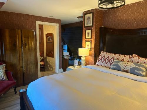 a bedroom with a large bed in a room at Arrowhead Lake Inn in Lake Arrowhead