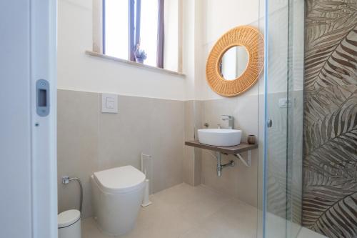 Ένα μπάνιο στο Paolino Home And Rooms
