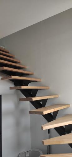 une rangée d'étagères en bois sur un mur dans l'établissement Appartement vu sur la cathédrale, à Strasbourg