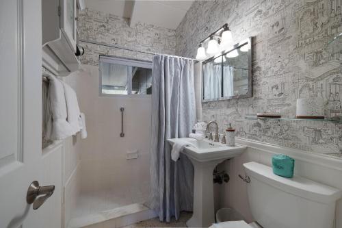 Et badeværelse på Bo's Beach Bungalow