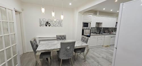 Kuchyň nebo kuchyňský kout v ubytování Two Bedrooms Self Catering Entire House in Greater London of Dagenham