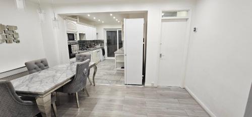 Kuchyň nebo kuchyňský kout v ubytování Two Bedrooms Self Catering Entire House in Greater London of Dagenham