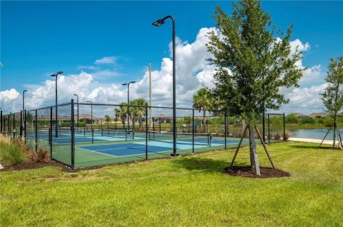 Instalaciones para jugar a tenis o squash en 25128 East Lenox o alrededores