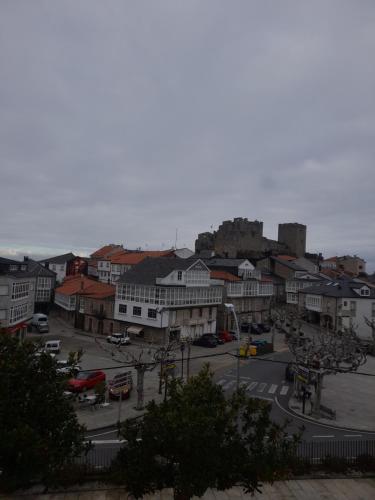 Γενική άποψη της πόλης Castro Caldelas ή θέα της πόλης από  αυτός ο ξενώνας