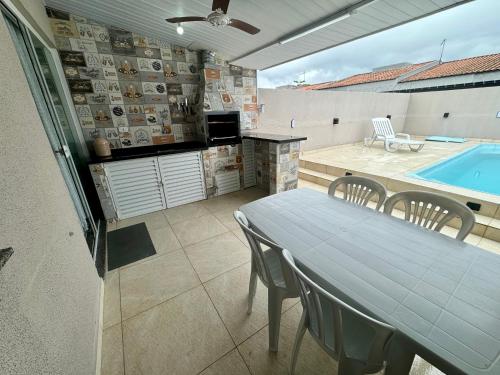 Dapur atau dapur kecil di Balneário Céu Azul, com piscina - Matinhos