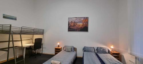 Postel nebo postele na pokoji v ubytování A & E Apartment Budapest