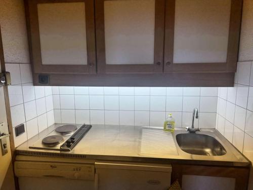 une cuisine avec un évier et un plan de travail dans l'établissement Résidence Caillou - Le Caillou 10 - Studio avec vue montagne MAE-0841, à Valmorel