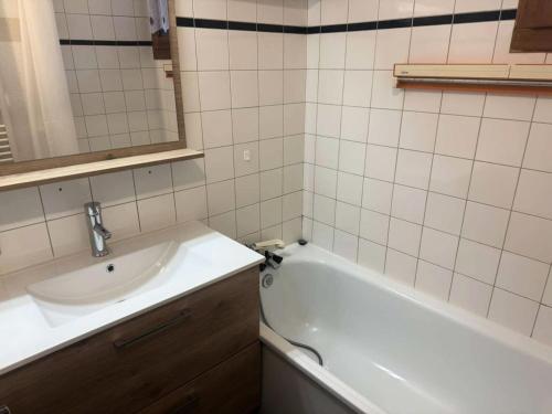 une salle de bain avec un lavabo et une baignoire dans l'établissement Résidence Caillou - Le Caillou 10 - Studio avec vue montagne MAE-0841, à Valmorel