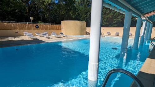 Bazén v ubytování Camping Le Village Des Sources nebo v jeho okolí