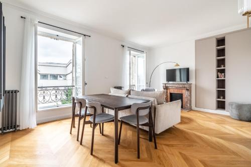 une salle à manger avec une table et des chaises dans l'établissement Luxury Living Alma, à Paris