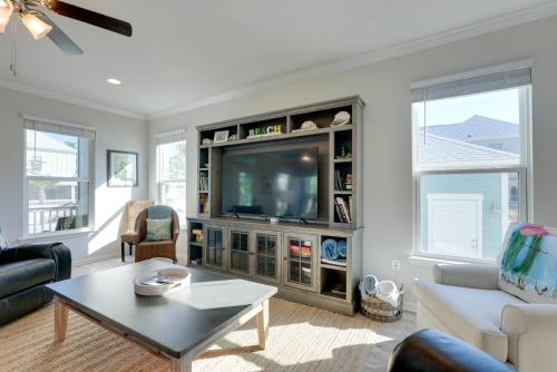 Steps to Shore Windmark Beach Retreat with Balcony!にあるテレビまたはエンターテインメントセンター