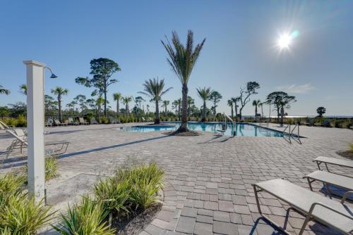 Highland ViewにあるSteps to Shore Windmark Beach Retreat with Balcony!のベンチとヤシの木があるスイミングプール