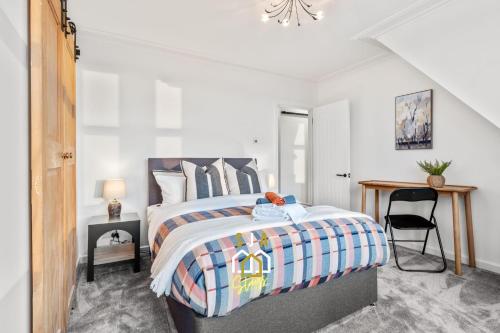 Katil atau katil-katil dalam bilik di Stoney Stay - SJA Stays - Modern 2 Bed Apartment