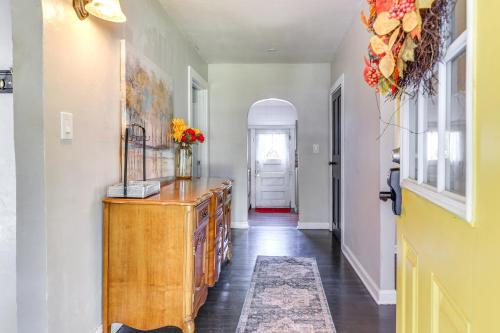 Gambar di galeri bagi Large Yard and Fire Pit Pet-Friendly Ravenna Home! di Streetsboro