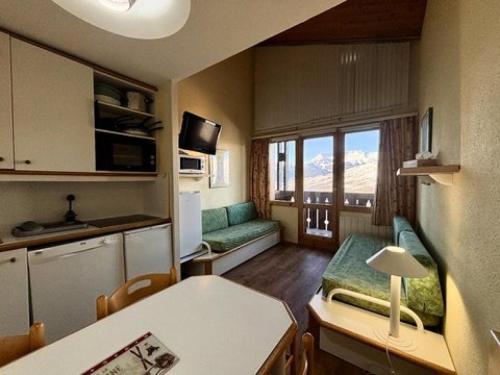 a small apartment with a kitchen and a living room at Résidence Le Sextant - SEXTANT 405 MAE-0551 in La Plagne Tarentaise