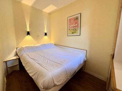 a small bed in a room with two lights at Résidence Le Sextant - SEXTANT 405 MAE-0551 in La Plagne Tarentaise