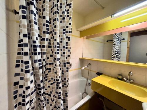 une salle de bain avec un lavabo et un rideau de douche dans l'établissement Résidence Le Sextant - SEXTANT 405 MAE-0551, à La Plagne Tarentaise