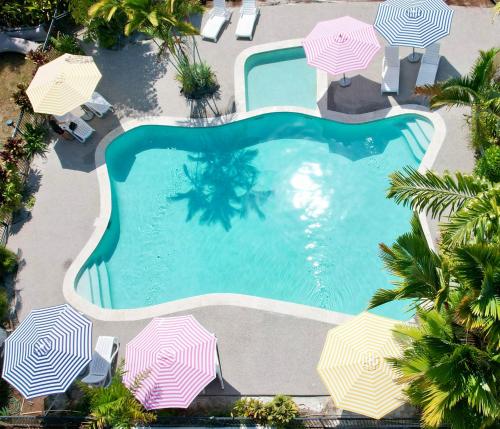 an overhead view of a swimming pool with umbrellas at Mission Beach Hideaway Holiday Village in Mission Beach