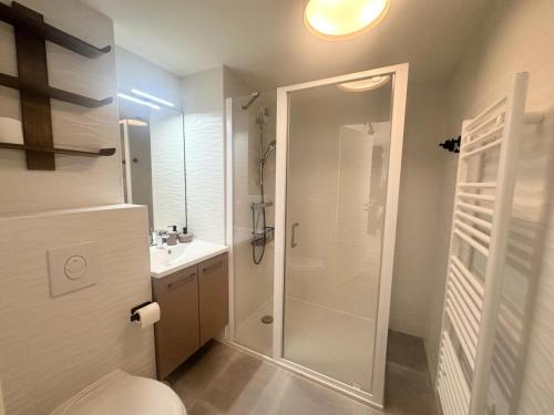 a bathroom with a shower and a toilet and a sink at Résidence Le Living Stone B - MAGNIGIQUE T3 PRES DES PISTES MAE-4551 in Vars