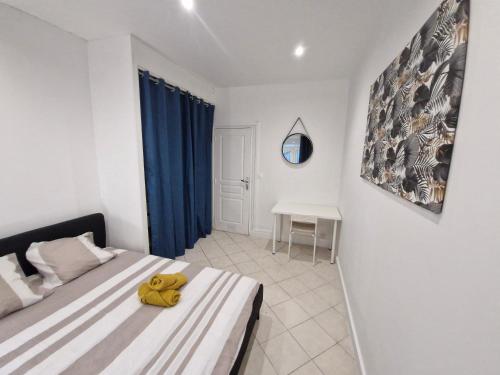 un animal en peluche jaune assis sur un lit dans une chambre dans l'établissement Appartement 4 pièces - gare Nice riquier, à Nice